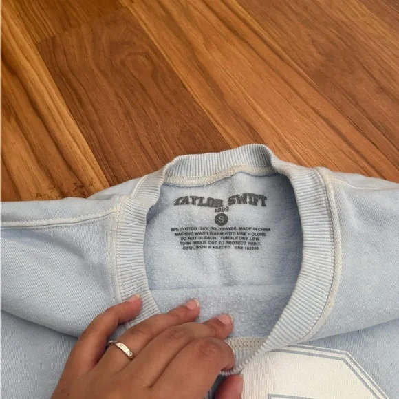 Taylor swift Light Blue 1989 Crewneck Sweater - Picture 2 of 2
